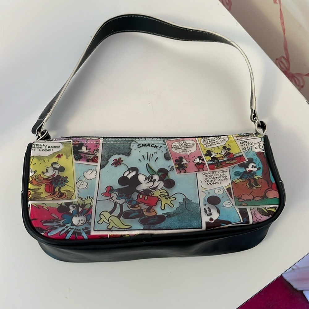 Adorable Disney purse. Perfect for anyone!